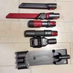 ダイソンV8掃除機　付属品付の画像