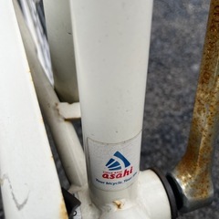 自転車です。後ろ車輪がパンクしてます。ライトも付きません。サビも多少ありますが、昨日まで普通に乗れてました
の画像