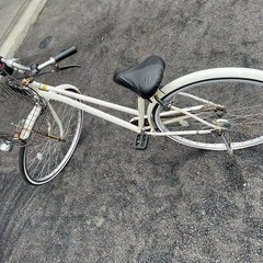 自転車です。後ろ車輪がパンクしてます。ライトも付きません。サビも多少ありますが、昨日まで普通に乗れてました
の画像