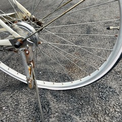 自転車です。後ろ車輪がパンクしてます。ライトも付きません。サビも多少ありますが、昨日まで普通に乗れてました
の画像