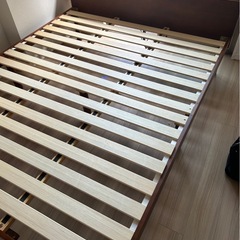 直接、エリア配送限定/ニトリ クイーンサイズマットレスと木製コンセント付きベットフレーム　の画像