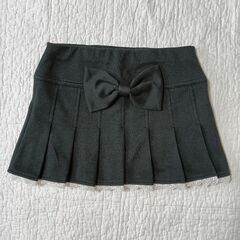 130cm OLLINKARI黒プリーツスカート、黒×ベージュボーダーニット2点セットの画像