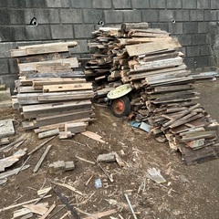 実家の裏にあった蔵を解体した際に出た廃材の画像