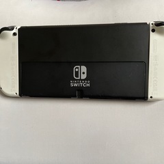 [コメント多数です‼︎早い者勝ち]   Nintendo Switch 有機ELモデルの本体です。 数回使用しましたが、目立った傷や汚れはありません。 動作確認済みで、問題なくお使いいただけます。  【ブランド】任天堂 【モデル】Nintendo Switch 有機ELモデル 【カラー】ホワイト  の画像