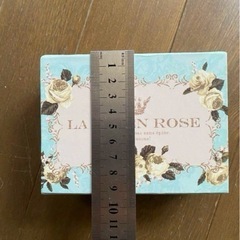 小物入れ　ローズ　薔薇　バラ　ホワイトローズ　鈴蘭　ケース　box フランス　古物　アンティーク　フランス語　フレンチ　ヴィクトリアン　インテリア　雑貨の画像