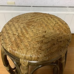 ラタン　スツール　丸椅子　腰掛け　花台　ナチュラルウッド　昭和レトロの画像
