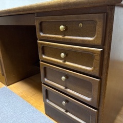 カリモク社、書斎デスク(美品) 引き出し鍵付き急いでいるため、直ぐに取りにきてくださる方を優先させていただいています🙏の画像