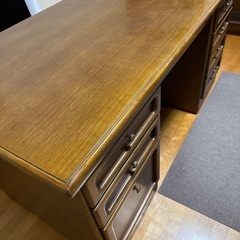 カリモク社、書斎デスク(美品) 引き出し鍵付き急いでいるため、直ぐに取りにきてくださる方を優先させていただいています🙏の画像