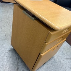 デスク横キャビネットの画像