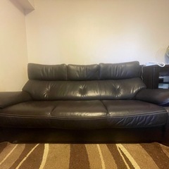 3人掛けの本革ソファ   美品　日本国内の高級家具ブランド：カリモク（Karimoku）の画像
