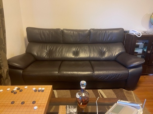 3人掛けの本革ソファ   美品　日本国内の高級家具ブランド：カリモク（Karimoku）