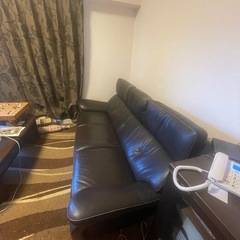 3人掛けの本革ソファ   美品　日本国内の高級家具ブランド：カリモク（Karimoku）の画像