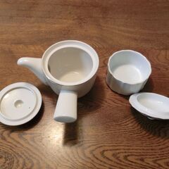 急須と蓋物の画像