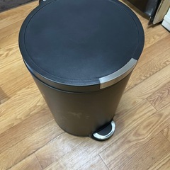 足踏み式ゴミ箱の画像