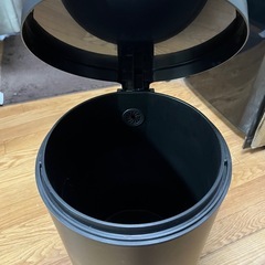 足踏み式ゴミ箱の画像