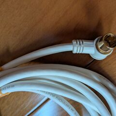 テレビのアンテナケーブルとB-CASカードの画像