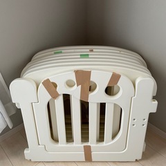 BuKO ベビーサークル ホワイト 取り付けパーツ付きの画像