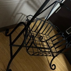 おしゃれ家具、アンティーク調アイアン3段バスケットの画像