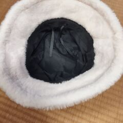 ホワイト　帽子　ふわふわの画像