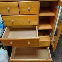 【あげます！】天然パイン材 ベビーチェスト 幅41センチ 高120センチ 奥行41センチ 6段 ガラス扉の棚付きの画像