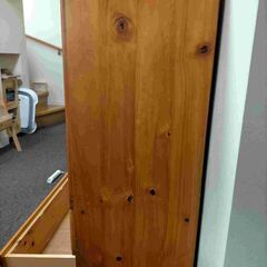 【あげます！】天然パイン材 ベビーチェスト 幅41センチ 高120センチ 奥行41センチ 6段 ガラス扉の棚付きの画像