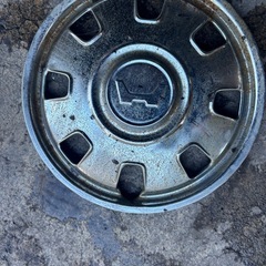 大量の旧車のホイールキャップの画像