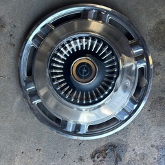 大量の旧車のホイールキャップの画像