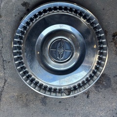 大量の旧車のホイールキャップの画像