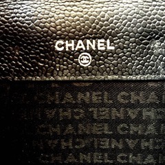 CHANEL シャネル　ブラックレザー 二つ折り財布の画像