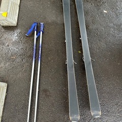 スキー板、ビンディング、ストックセットの画像