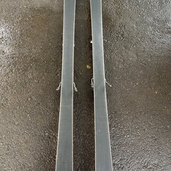 スキー板、ビンディング、ストックセットの画像