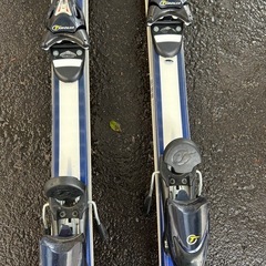 スキー板、ビンディング、ストックセットの画像