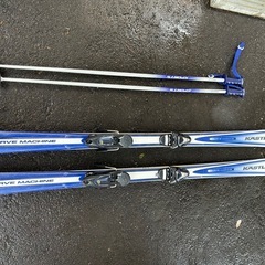 スキー板、ビンディング、ストックセットの画像