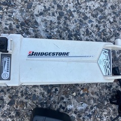 ブリヂストン IFES 電動自転車バッテリーと専用充電器の2点の画像