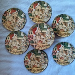 テディベアの缶入りコースター（裏側はコルク材）の画像