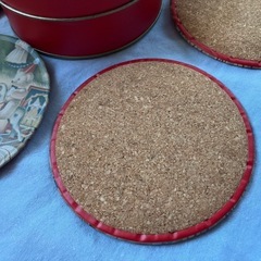 テディベアの缶入りコースター（裏側はコルク材）の画像