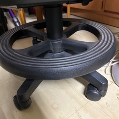 ②【無料】コイズミの回転式高さ変更可能な椅子の画像