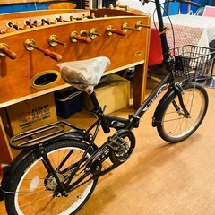 ネット専門で売られてる折りたたみ自転車です。美品。防犯登録も込みの料金なので、購入後、自転車屋さんに登録しに行く手間なく乗れますよ！の画像