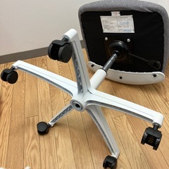 🉐美品　ニトリ　昇降チェア🉐ワークチェア　椅子　イス　回転　背もたれ　キャスター付　ホワイト　おしゃれ　シンプルの画像