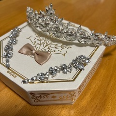 ブライダルティアラとピアスのセットの画像