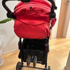 買い物カゴも乗せられるベビーカーの画像