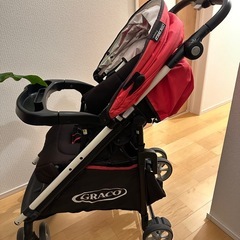 買い物カゴも乗せられるベビーカーの画像