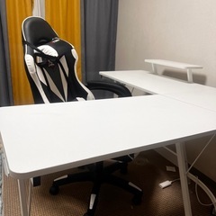 ゲーミングテーブル白の画像