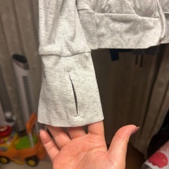 ユニクロ指あきパーカーの画像