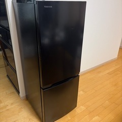 2020年製　東芝 冷蔵庫 153L 右開き 2ドア 幅47.9cm 静音設計 うるおいラップ野菜室 GR-W15BS ブラック系 の画像