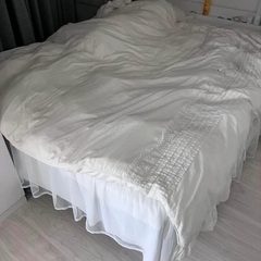 Simmons ダブルマットレスとベッドフレームの画像