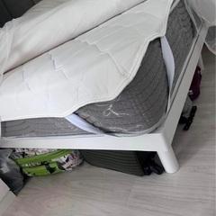 Simmons ダブルマットレスとベッドフレームの画像