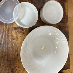 お皿と保存容器セットの画像