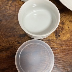 お皿と保存容器セットの画像