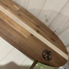 サーフボード型テーブルの画像